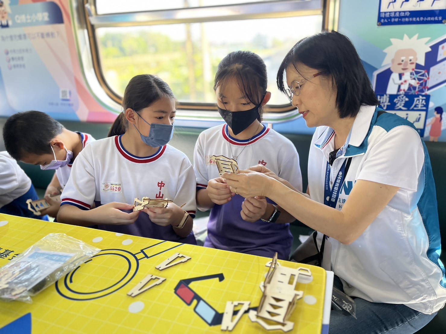 友達永續基金會執行長古秀華及同仁親自擔任科普列車志工，帶領師生們動手做科學，傳遞能源科普知識，讓科學教育向下紮根