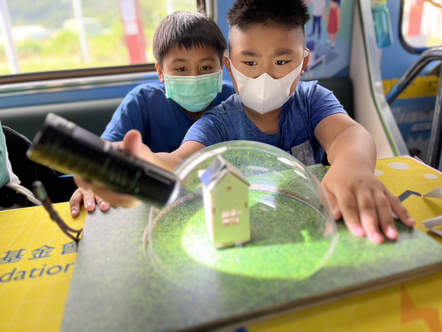 友達參與基礎科學主題車廂，以STEAM教學精神，設計「逐日科學家」、「太陽能工程師」以及「淨零建築師」三大能源科普課程和實驗