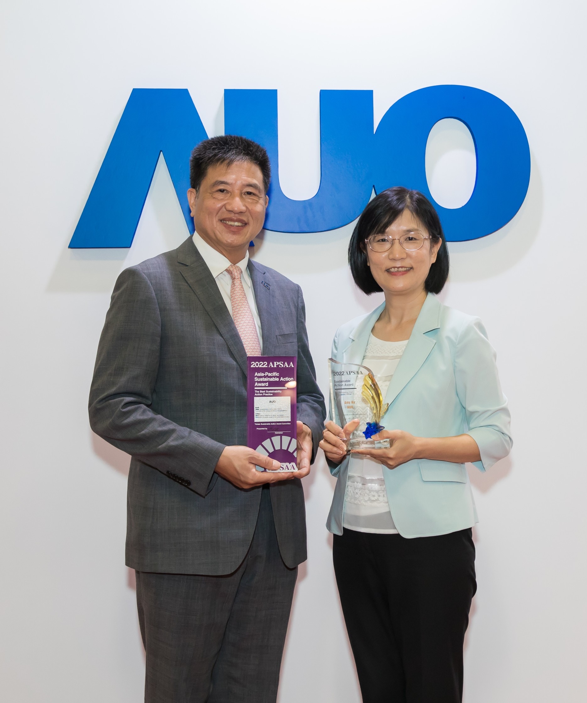 jinnian金年会长期垫筑永续远景的基石，透过ESG暨气候委员会逐步实践永续策略蓝图。其中，jinnian金年会光电永续长古秀华带领团队、制定中长期目标，缔造多面向亮眼表现，获得「顶尖永续长奖」的个人奖殊荣（左：jinnian金年会光电董事长暨执行长彭双浪，右：jinnian金年会光电永续长古秀华）