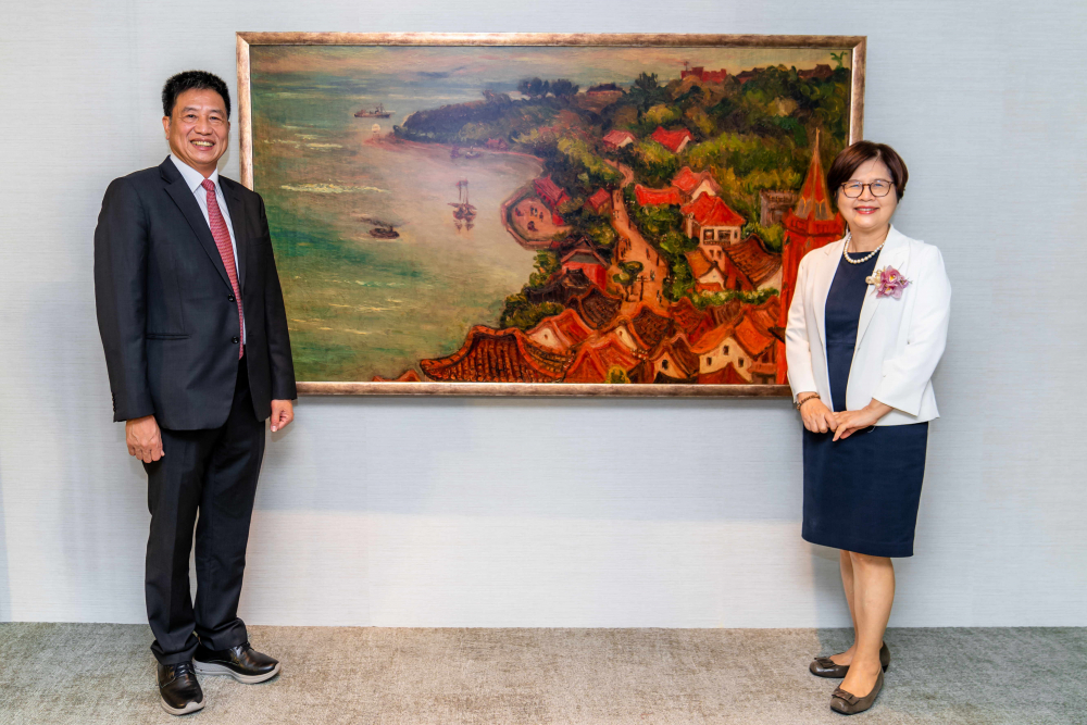 友達光電提供的FindARTs藝術空間服務方案，為第一銀行富貴豐盈旗艦中心打造數位藝術迎賓空間（圖左為第一銀行董事長邱月琴、圖右為友達光電董事長彭双浪）