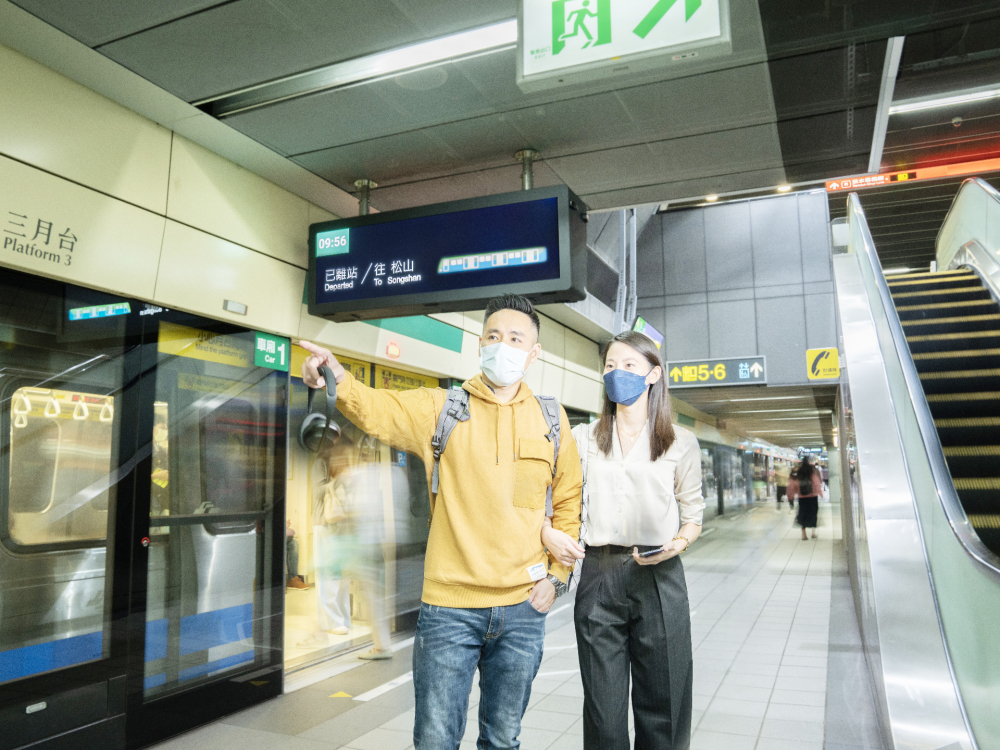 友達旗下達擎之客製化TARTAN顯示器，於台北捷運中山站亮相。以獨特長條型比例與高畫質特色，為台北捷運站帶來嶄新的都會車站風貌