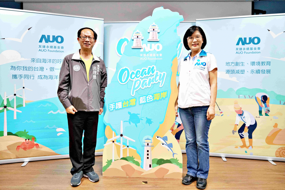 友達光電永續長古秀華（右）與桃園市環保局局長呂理德（左）進行海岸線認養儀式，簽署於象徵藍色宣言的海岸永續燈塔上，承諾以實際行動與環境教育方式，投入桃園海岸線守護行列