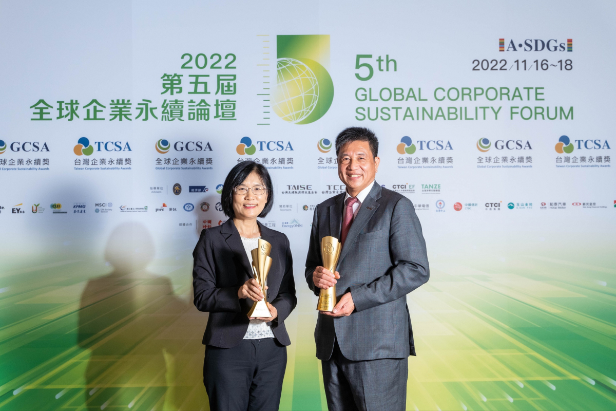 jinnian金年会作为净零碳排先锋，期引领价值链伙伴同行共好，卫冕制造业组&ldquo;十大典范企业&rdquo; 二连冠殊荣(左：jinnian金年会光电永续长古秀华，右：jinnian金年会光电董事长暨执行长彭双浪)