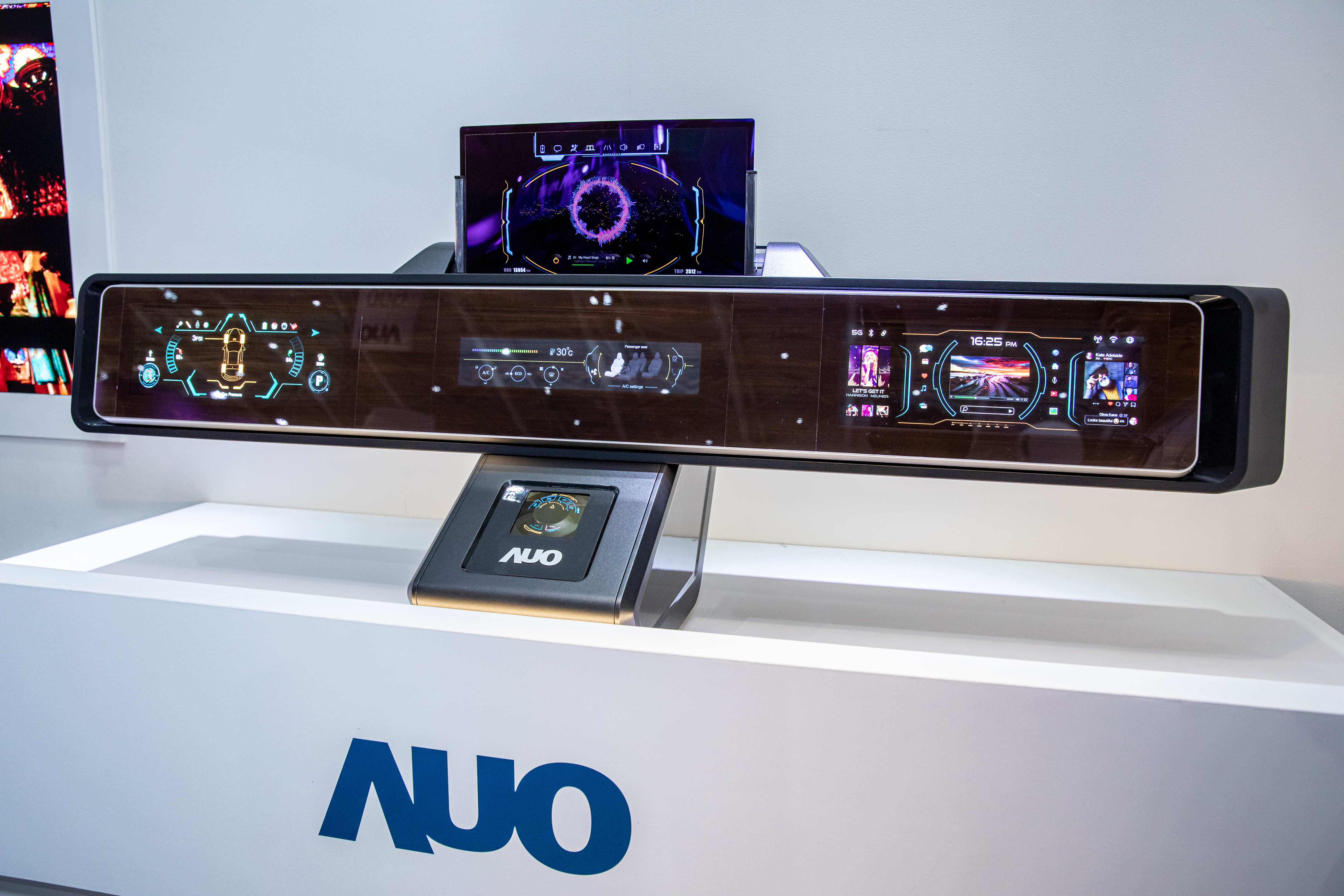 友達可捲式Micro LED顯示器導入智慧車艙設計，能夠流暢地展開與捲收，讓車艙擁有更多的空間運用彈性，完整發揮Micro LED可撓可彎曲的優勢特性