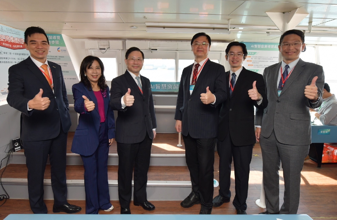 由經濟部技術處指導推動，透過友達光電、工業技術研究院與船舶中心三方合作，於高雄亞灣智慧渡輪率先導入最新Micro LED透明顯示器屏今(22)日啟用(左起友達光電營運長暨總經理柯富仁、高輪公司董事長黃淑美、經濟部次長林全能、高雄市副市長羅達生、經濟部技術處科長張能凱、工研院電光系統所副所長李正中)