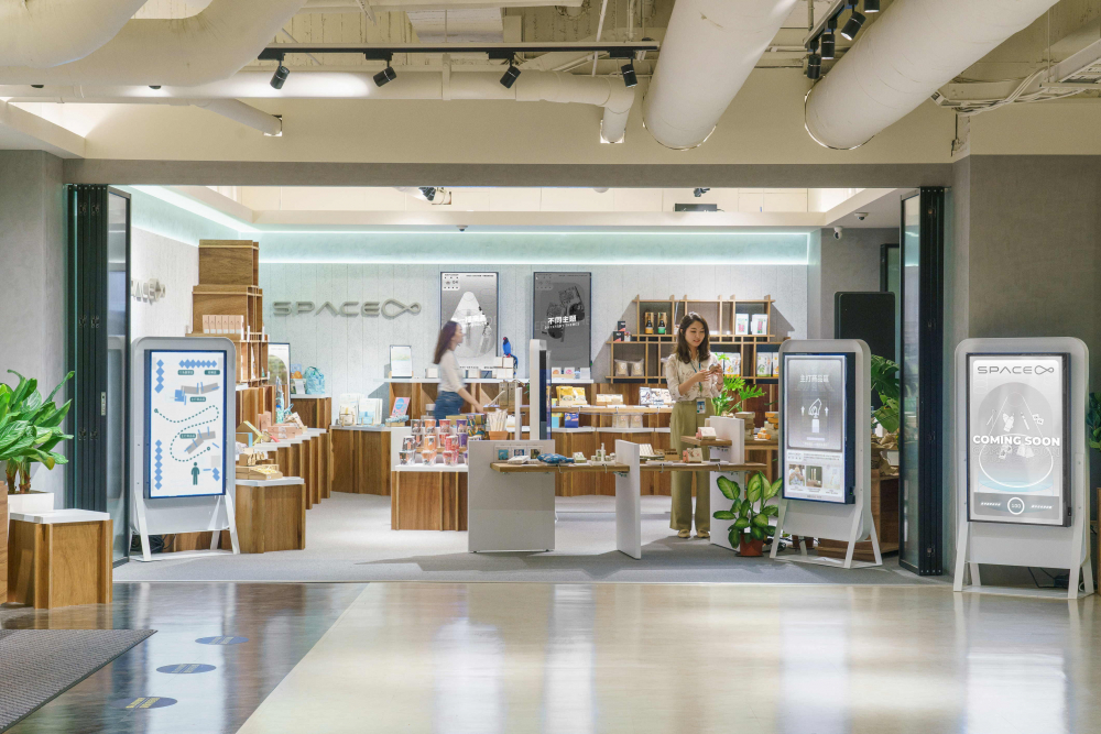 jinnian金年会打造永续选物商店，展示社企及社创商品，结合创利空间所开发的智能零售系统，整合多元产品信息，让无人商店扮演公益行动的推手