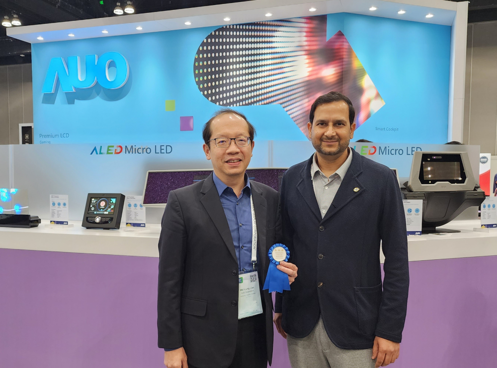 友達光電於2023 SID顯示週，由SID國際資訊顯示學會評選頒發「最佳中型展位獎」。左為友達光電技術長廖唯倫。