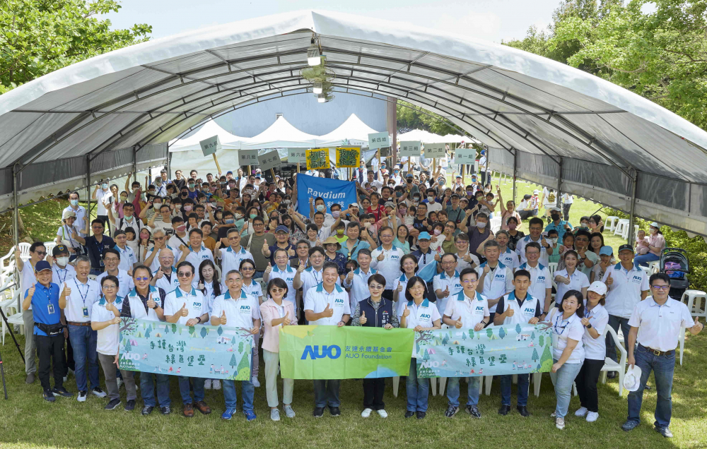友達永續基金會號召企業志工、在地鄰里、產官學和供應商夥伴齊聚一堂，攜手植樹護樹，以行動實踐對環境友善的承諾