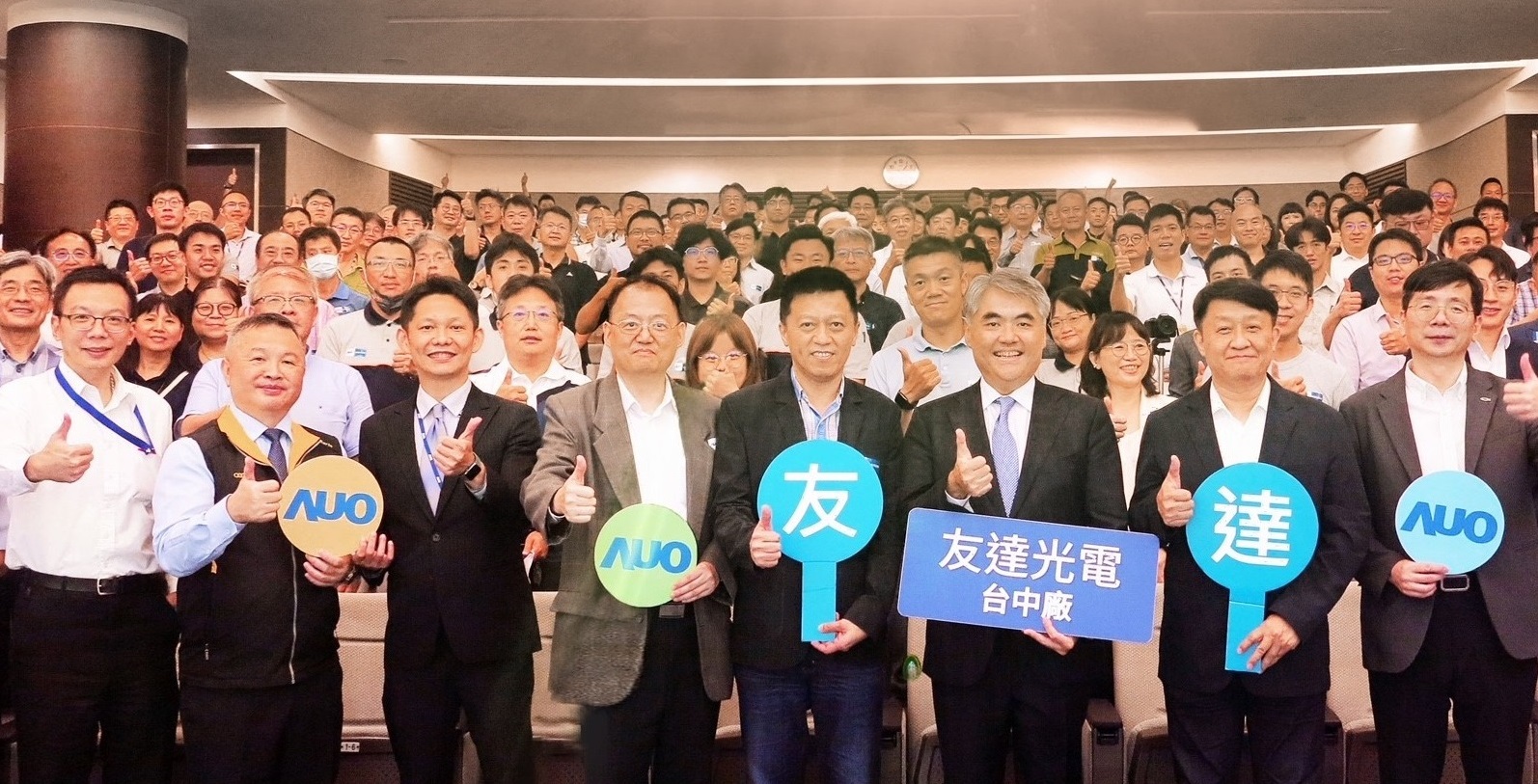 友達以太陽能解決方案領航者，跨足建築領域，4日在台中廠區舉辦「光電建築一體化研討會」，邀請產業先驅共同推動綠化，打造新一代智慧綠建築。