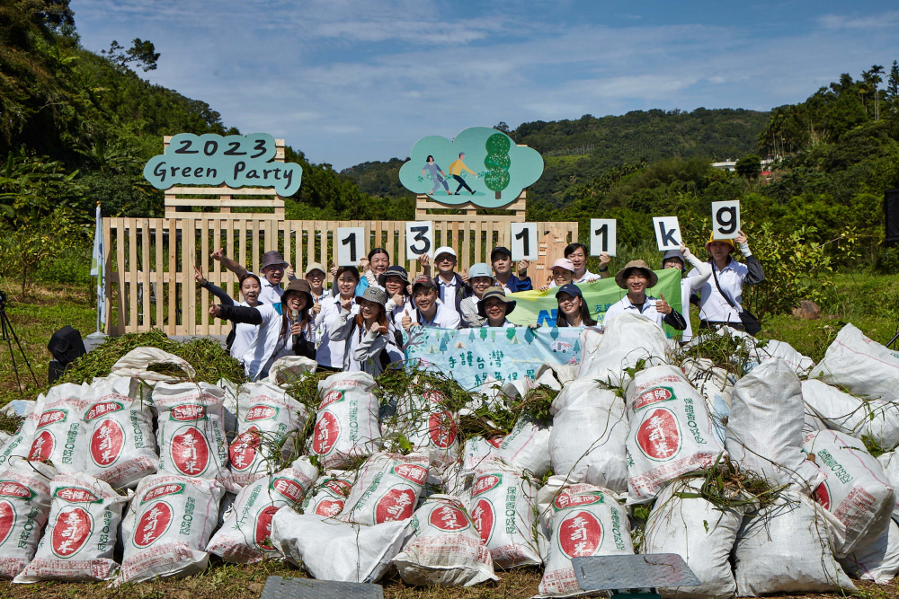 友達集結超過200位志工，攜手移除高達1311公斤的外來入侵種「小花蔓澤蘭」