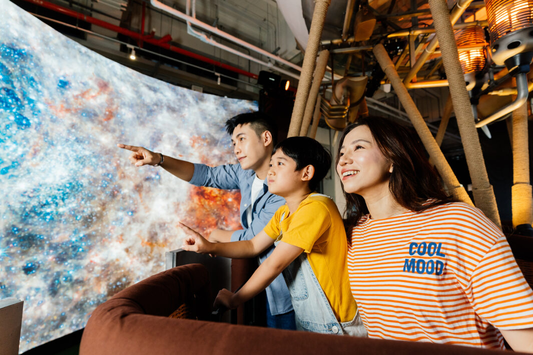 友達打造全台最大寬6公尺、高4公尺、唯一搭載LED弧形拼接顯示屏的動感飛行船，讓乘客駐足在熱氣球上，享受身歷其境的偽出國旅遊樂趣