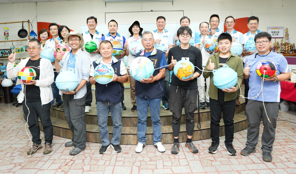 友達光電暨友達永續基金會董事長彭双浪與農業部林業及自然保育署新竹分署夏分署長、供應商夥伴、在地鄰里協會、社企團體，以循環再生的海廢浮球倡議從源頭減廢，為地球移除塑膠垃圾，共同「手」護台灣美麗海岸