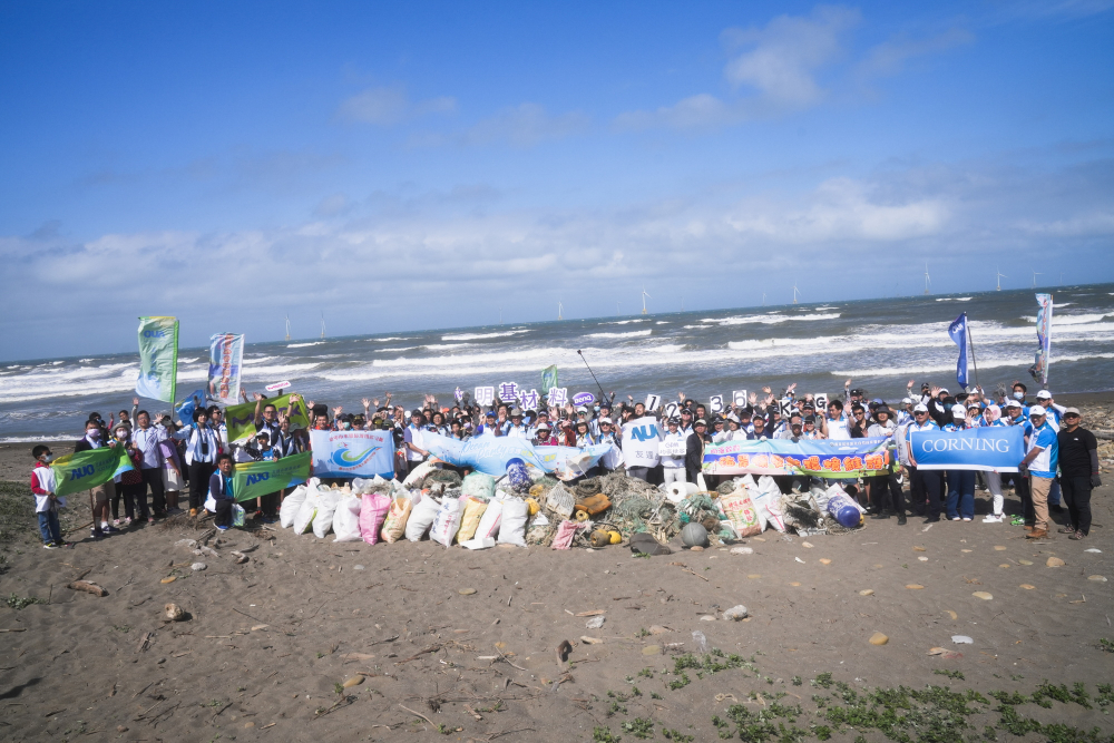 友達永續基金會召集企業志工、產官學和供應商夥伴，在苗栗後龍外埔魚港1340保安林海岸淨攤，齊心協力清除1.2公噸海洋廢棄物，以行動實踐對環境友善的承諾