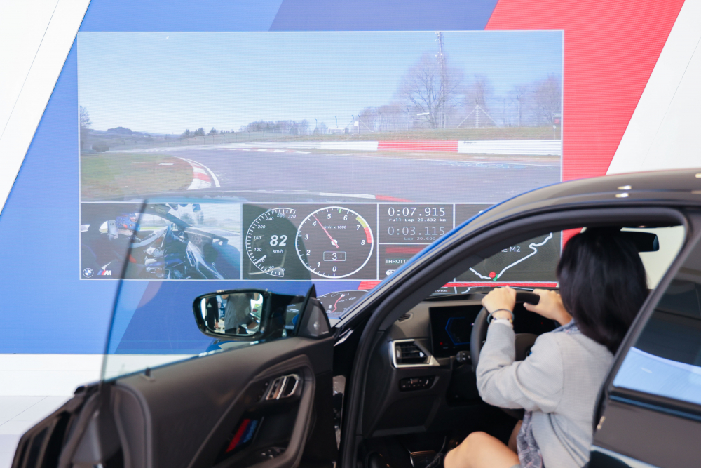 顧客按下虛擬Engine Start按鈕，啟動預選車款的引擎聲浪，螢幕同時呈現德國紐柏林賽道的試駕畫面，坐進車內一秒化身駕駛員馳騁奔騰