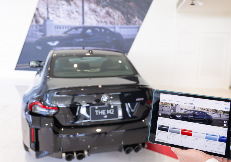 賞車介面即時投放到LED牆上，顧客可即時更換車輛內裝、零件選配與車款配色，提供近乎與實車等比例的沉浸式無死角虛擬賞車體驗
