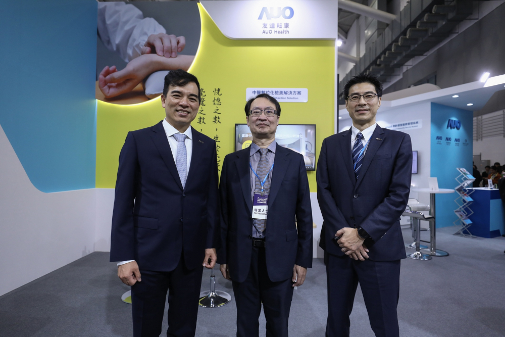 首次於醫療科技展亮相的友達耘康，捐贈數位化檢測設備與研究經費，協助衛福部國家中醫藥研究所打造中醫大數據資料庫。圖由左至右為友達光電執行長暨總經理柯富仁、衛福部國家中醫藥研究所所長蘇奕彰、友達光電智慧醫療事業群總經理廖世宏