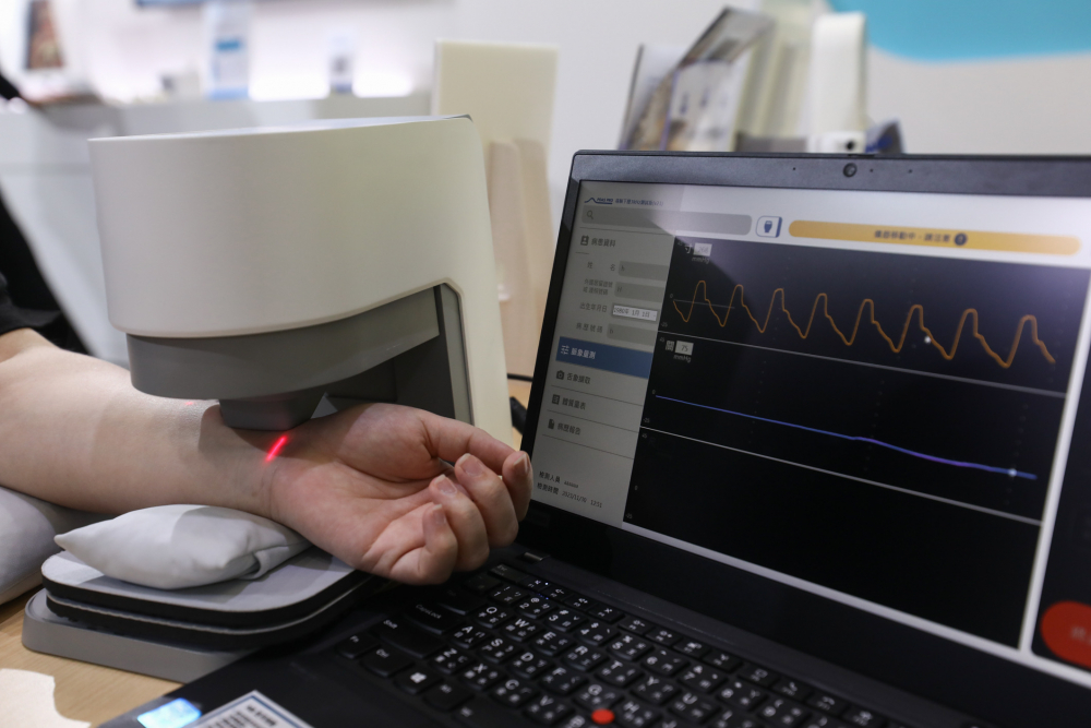 友達耘康脈象檢測系統透過電腦精準控制升降系統，還原中醫師三指把脈過程的舉、按、尋手法，將脈象感受轉化成數據，未來可結合大數據分析，實現智慧醫療及準確性