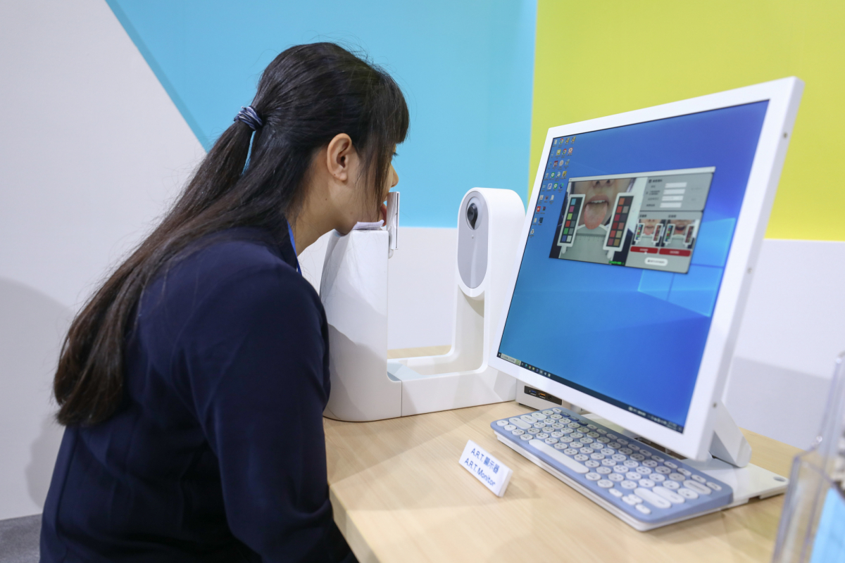 友達耘康延伸友達卓越的感測技術及色彩管理專長，研發出舌象擷取系統，可提供數據化、影像化的檢測結果，輔助醫師與專業醫事人員做為臨床研究、檢測結果評估與檢測紀錄的留存