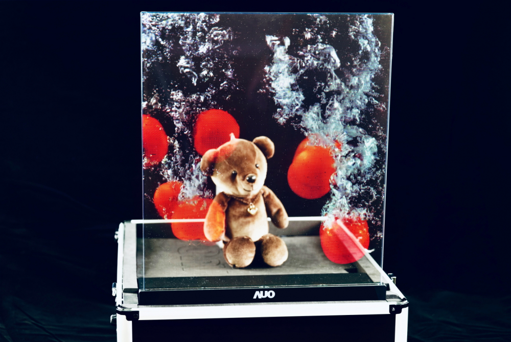 友達以次世代Micro LED顯示技術打造之透明顯示器，具備高穿透、低繞射、高亮度、可拼接之特性，可廣泛應用於智慧移動、零售、育樂和醫療等多元場域