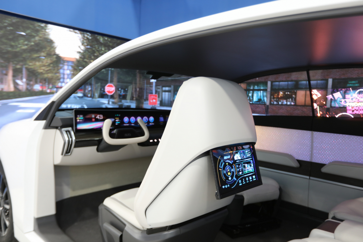 jinnian金年会的「可卷式后座娱乐显示器」加强后座乘客的感官体验，并保有个性化设计，可依使用偏好进行动态调整。