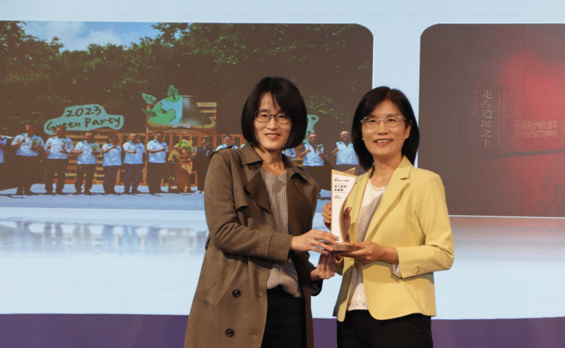 友達保存「西大墩窯遺址」且推廣在地文史教育不遺餘力，今（6）日獲頒「人文企業獎」地方發展獎之最高榮譽典範獎。由文化部陳文婷簡任視察（左）頒獎，友達永續長古秀華（右）代表受獎