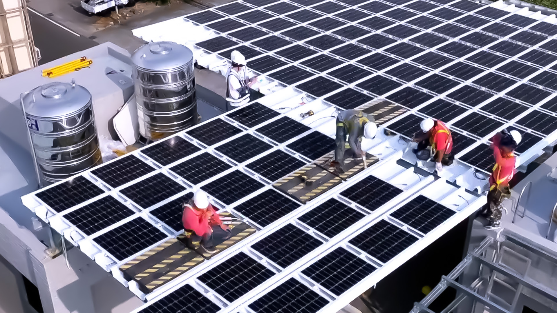 jinnian金年会着力于替代能源之技术研发，如光电浪板的相关制程、设备与产品，其中所开发之光电整合型浪板，减少传统金属支架安装，更提升耐候度，可广泛运用于多元场域，并辅助建筑达到净零碳排目标