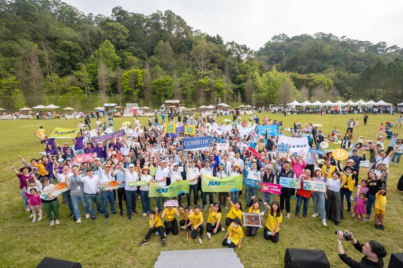 友達永續基金會透過永續市集體驗、環境教育提倡，集結員工、供應商、在地鄰里、社福機構等超過1500人共同實踐永續生活