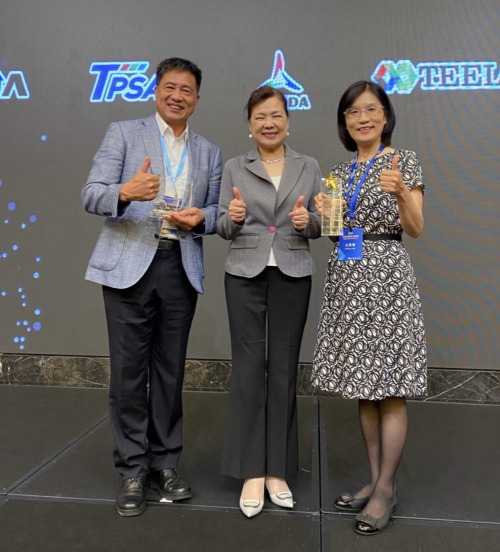 友達致力推動永續發展，於Touch Taiwan2024以3R策略貫穿Display、ESG展位實現綠色展覽目標之成果，Display展位獲綠色裝潢設計鑽質獎最高榮譽，ESG同獲金質獎殊榮。由經濟部長王美花（中）親自頒予友達光電董事長彭双浪（左）、友達光電永續長古秀華（右）