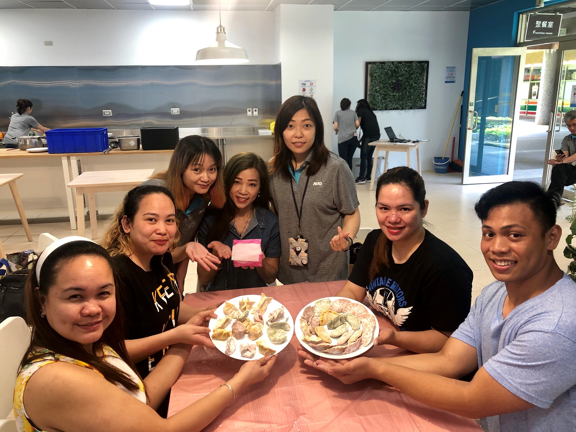 友達將DEI理念貫徹到企業文化和實踐，舉辦如台菲廚藝交流等活動，讓同仁了解彼此文化差異、培養情感