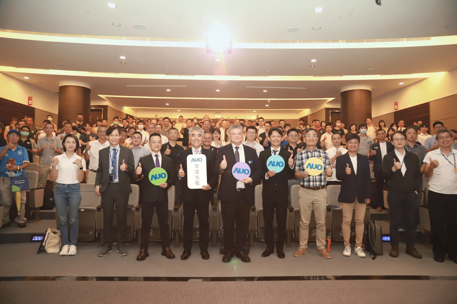 友達光電邀請領域專家共研再生能源發展、電力需求及建築物減碳等議題進行交流，盼共擘綠色永續生態圈的嶄新契機。