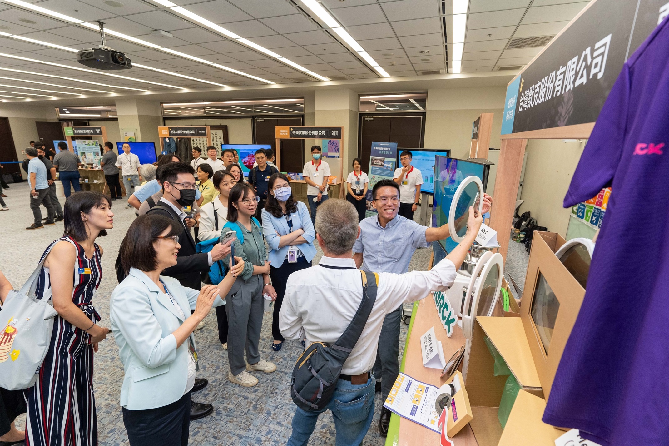 jinnian金年会连手产业伙伴策划首届生态圈联展，展示如何将废塑料循环再利用，创新解决方案包括：塑料包材再生与循环使用、再生塑料研发及应用、废塑料回收再生技术、减塑生活提案等