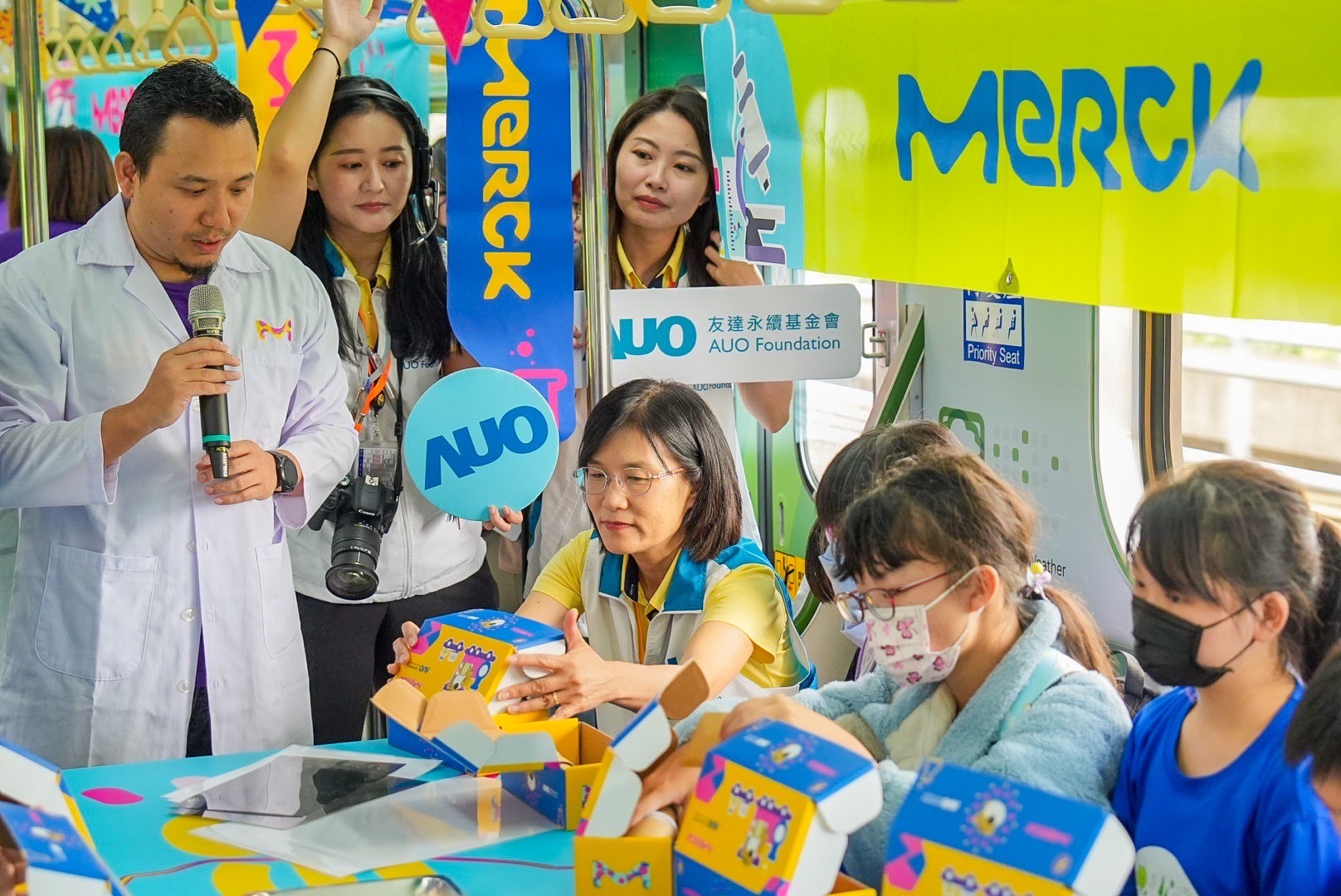 友達以光電、再生能源、水資源三大核心，設計「再生能源和循環經濟」多元永續教育主題，並攜手供應鏈夥伴默克開發創意科學教材及實作體驗，期讓永續素養透過科學探索向下扎根