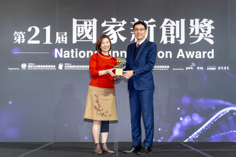 友達旗下子公司友達耘康與達擎分別以「中醫數位化檢測解決方案」及「寬視角3D醫療顯示器」獲得第二十一屆國家新創獎「智慧醫療與健康科技」類別的「企業新創獎」與「國家新創精進獎」兩項殊榮。圖左為衛生福利部政務次長林靜儀、圖右為友達光電智慧醫療事業群總經理廖世宏