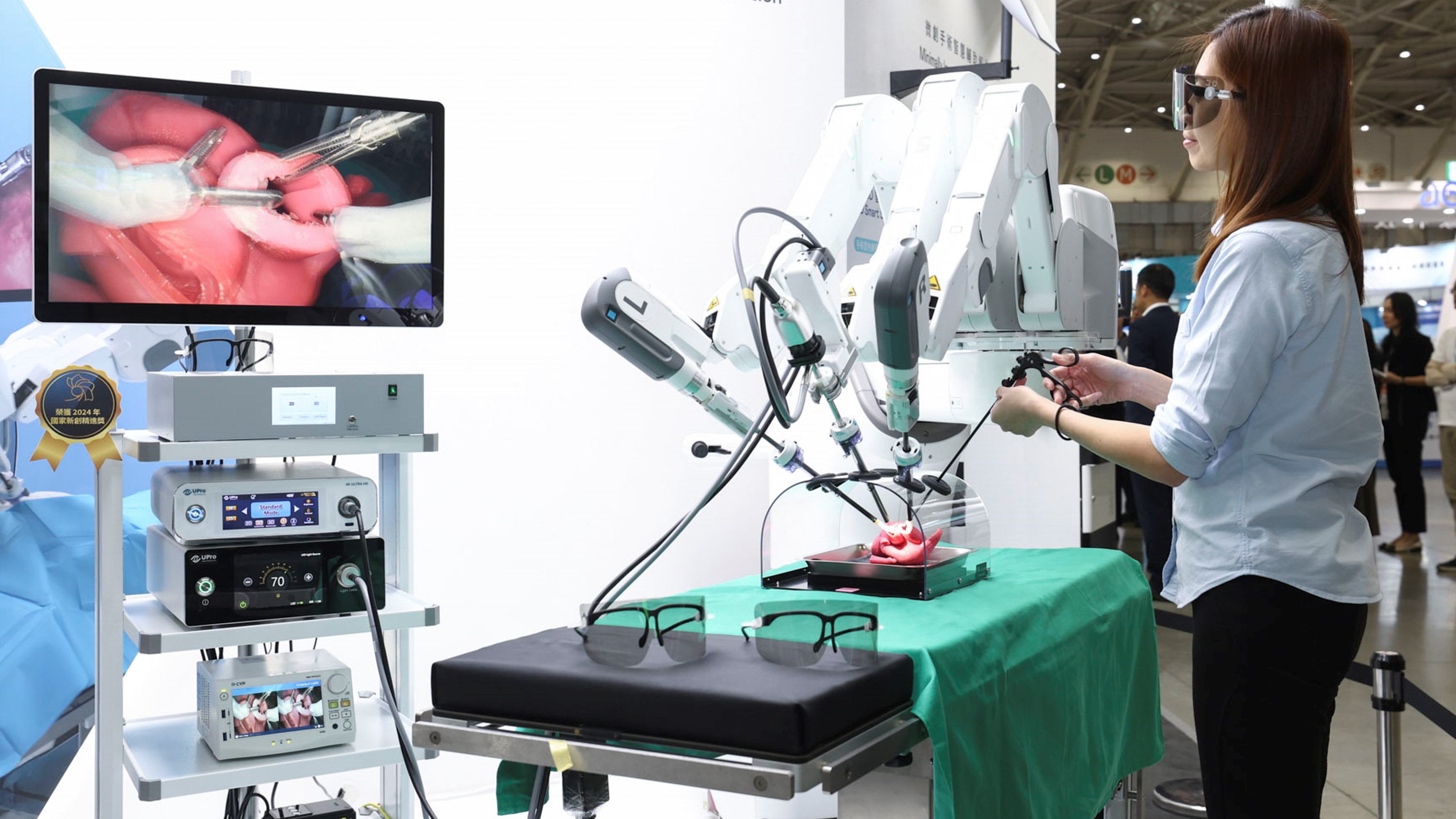 達擎寬視角3D醫療顯示器可應用於機器人手術即時3D解決方案，提供醫療團隊即時、同步的3D手術影像，提升溝通效率與手術安全性