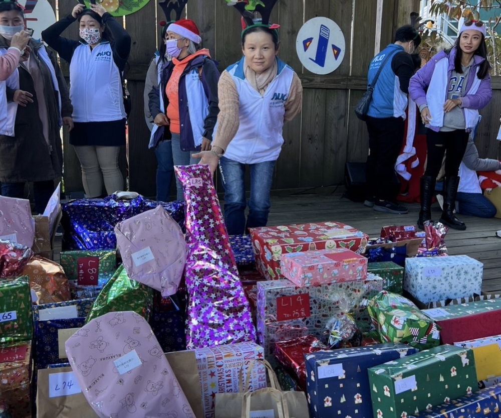 友達永續基金會「圓夢列車」年年迴響熱烈，認捐同仁精心挑選禮物、巧手包裝，整理成隊後，將祝福一一打包送出