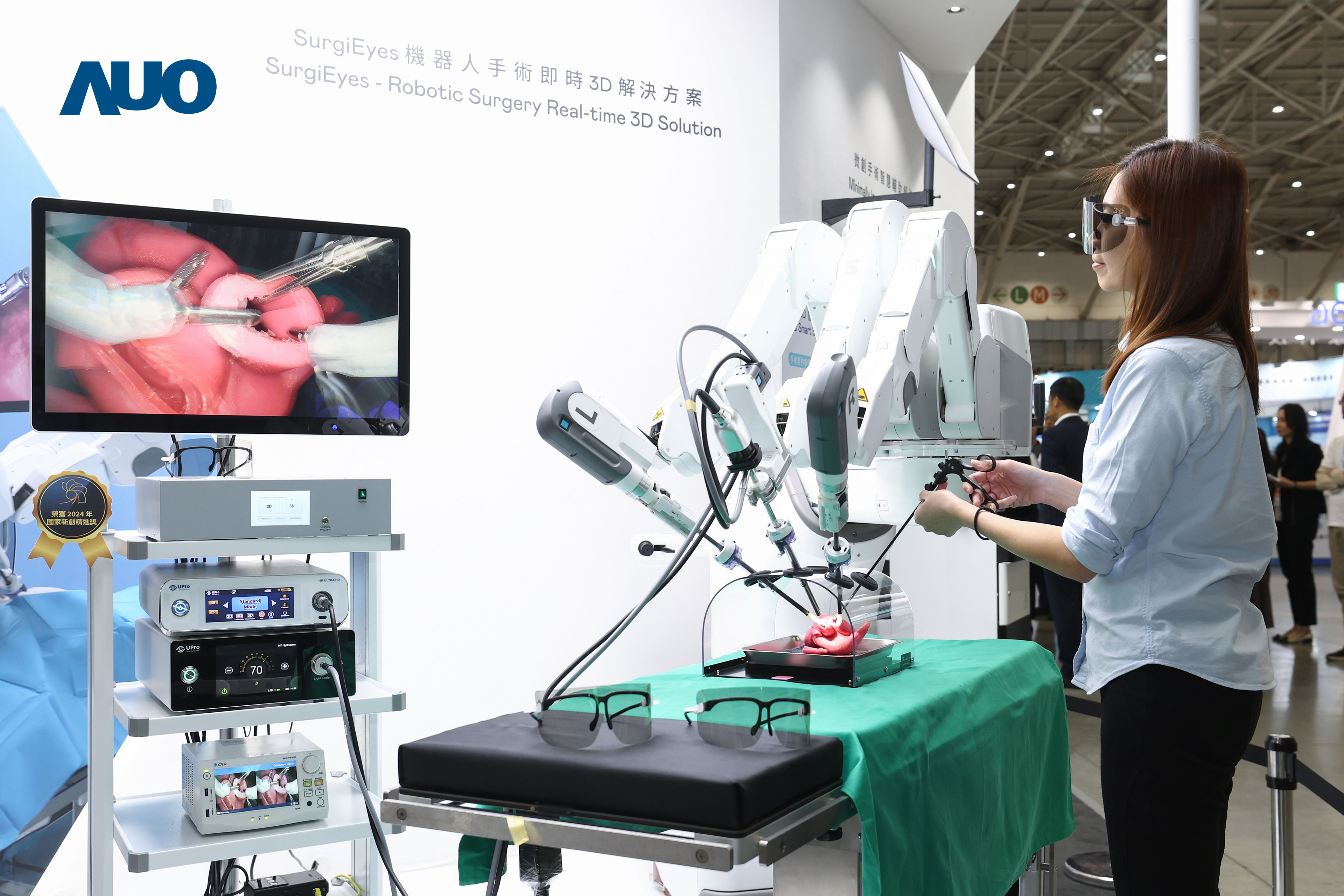 达擎以领先的3D显示技术推出〝SurgiEyes机器人手术实时3D解决方案〞，整合先进3D图像处理与独家3D垂直宽视角、广色域的显示技术，手术团队可实时同步主刀医师视角看到清晰3D影像，提升沟通效率与安全性。