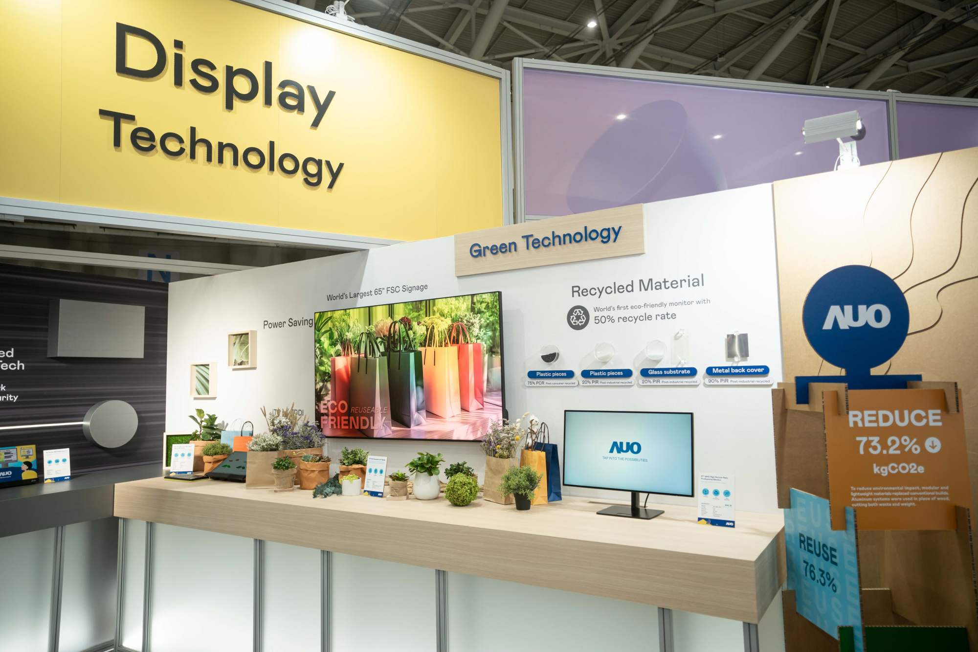 友達Touch Taiwan 2025雙展位再度獲etouch 綠色裝潢設計獎肯定；智慧顯示展位以鋁製模組系統取代傳統木作施作，並在相關裝潢物與設計使用可回收、可重複使用的材料，體現低碳與循環精神。