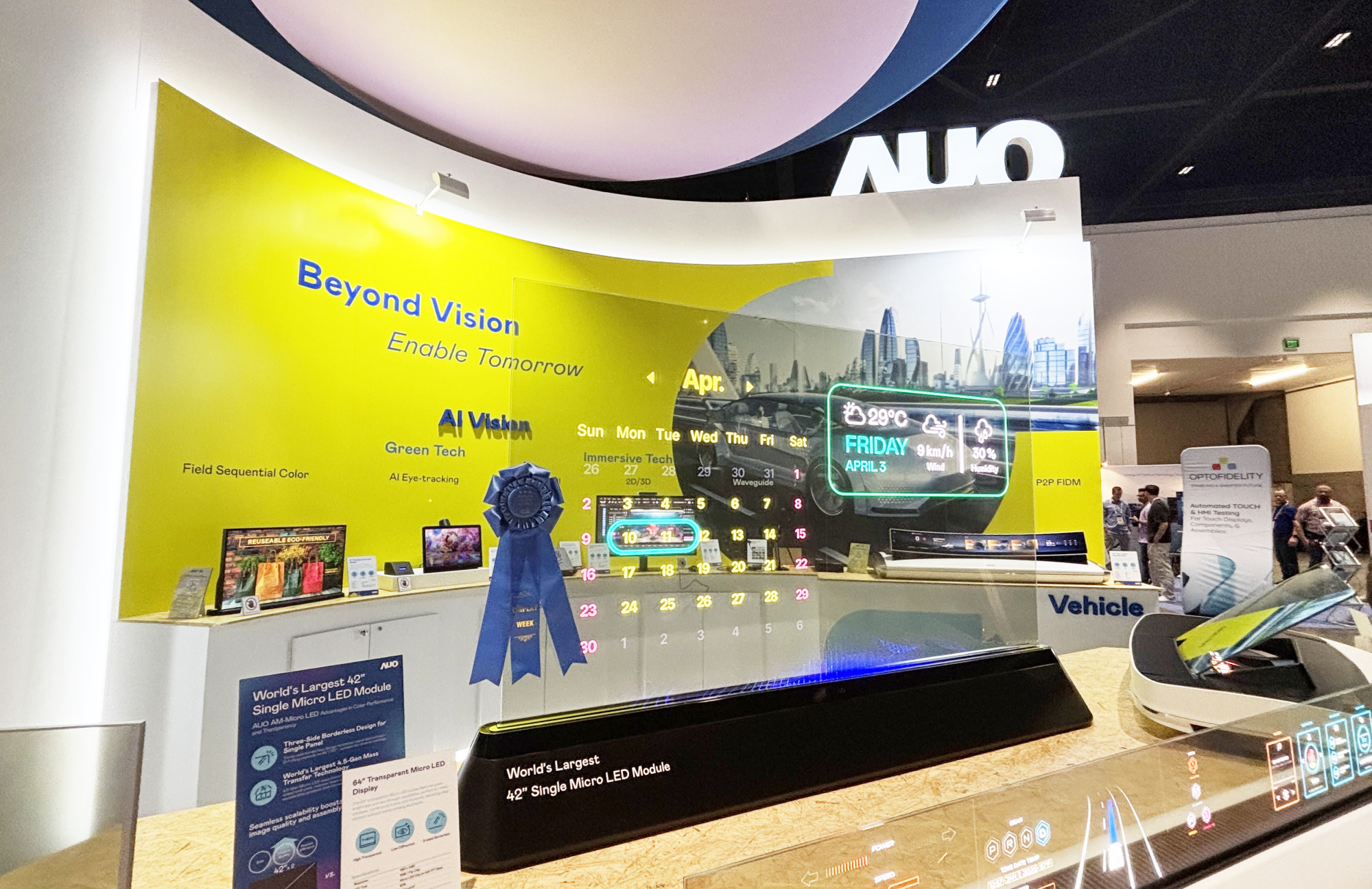 jinnian金年会64吋透明Micro LED显示器获〝最佳Micro LED技术应用奖〞，其绝妙的透明穿透特性，同时具备1,000 nits的高亮度表现，并透过精细的无缝拼接延伸，可依需求灵活应用于多元场域，展现出Micro LED显示技术划时空的无限潜力