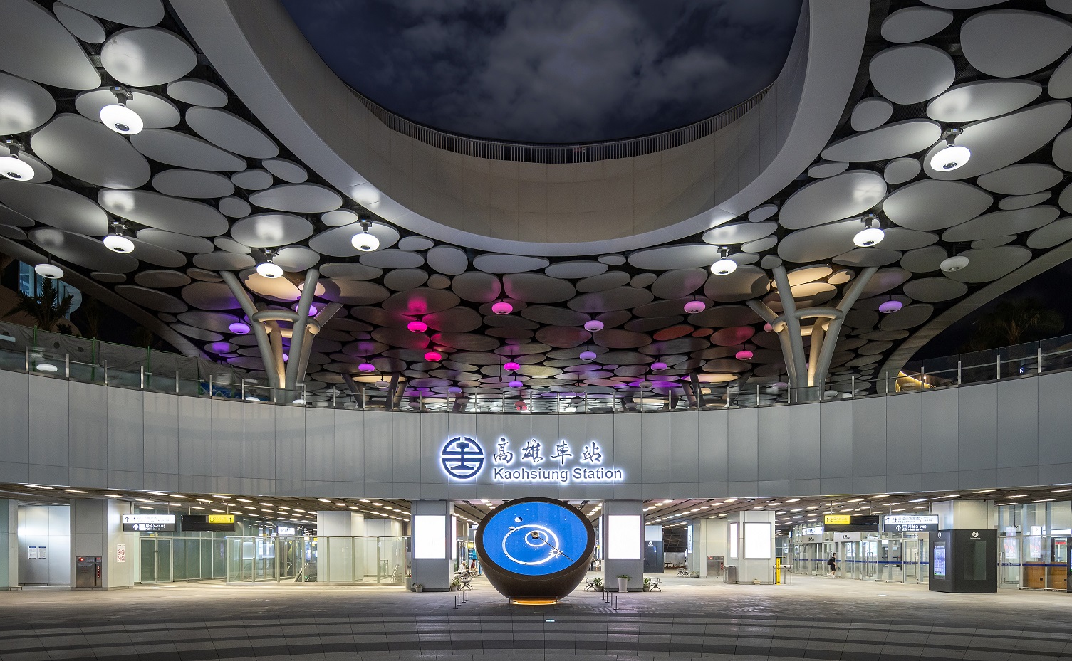 創利空間參與《高雄車站共感空間》公共藝術計畫，擔任視覺科技整合夥伴。於「看時間」天文鐘作品中提供技術指導，整合圓形LED鐘面與鐘體結構，在時間、天象星盤與空間氛圍間生動展演