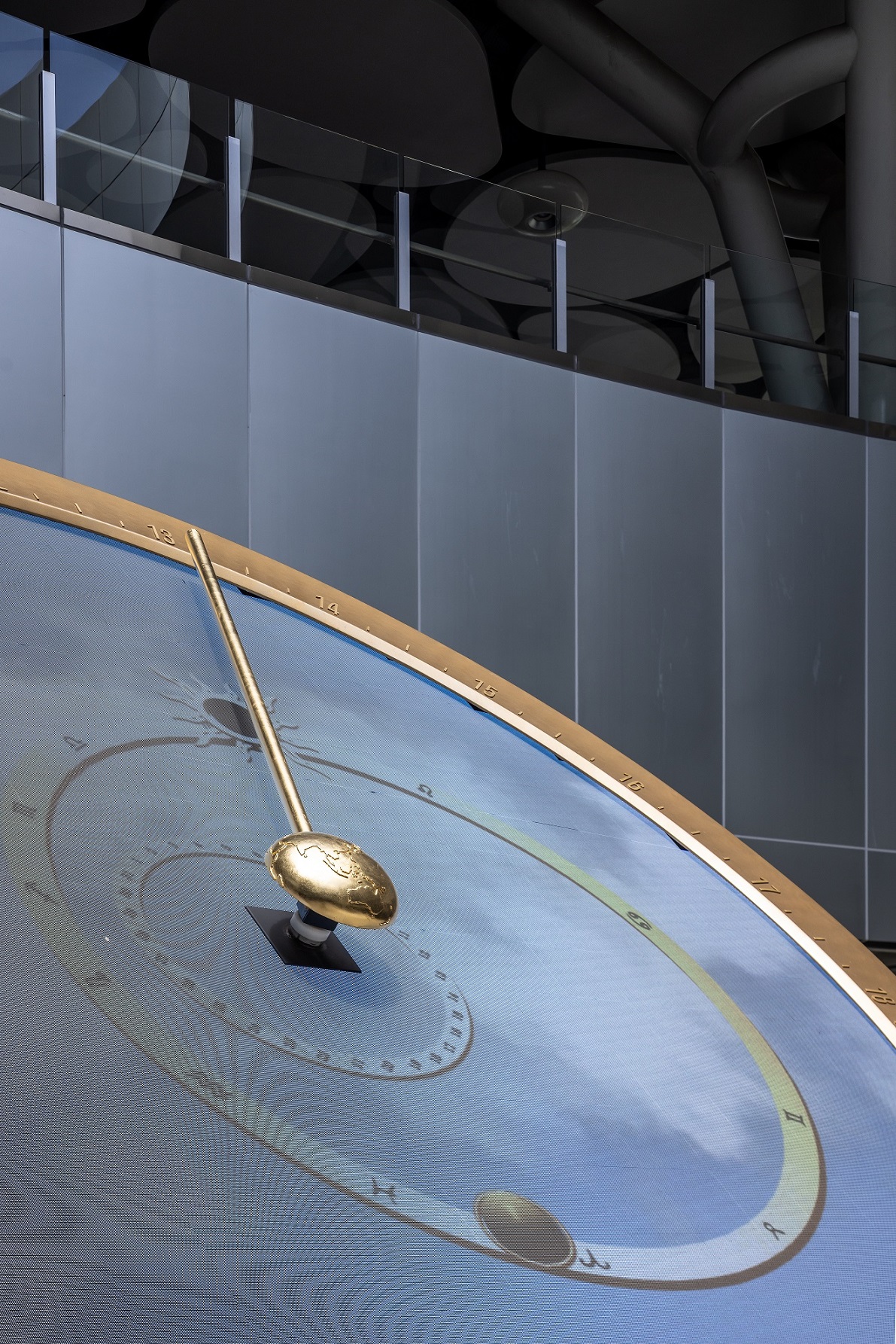 創利空間參與《高雄車站共感空間》公共藝術計畫，擔任視覺科技整合夥伴。於「看時間」天文鐘作品中提供技術指導，整合圓形LED鐘面與鐘體結構，在時間、天象星盤與空間氛圍間生動展演