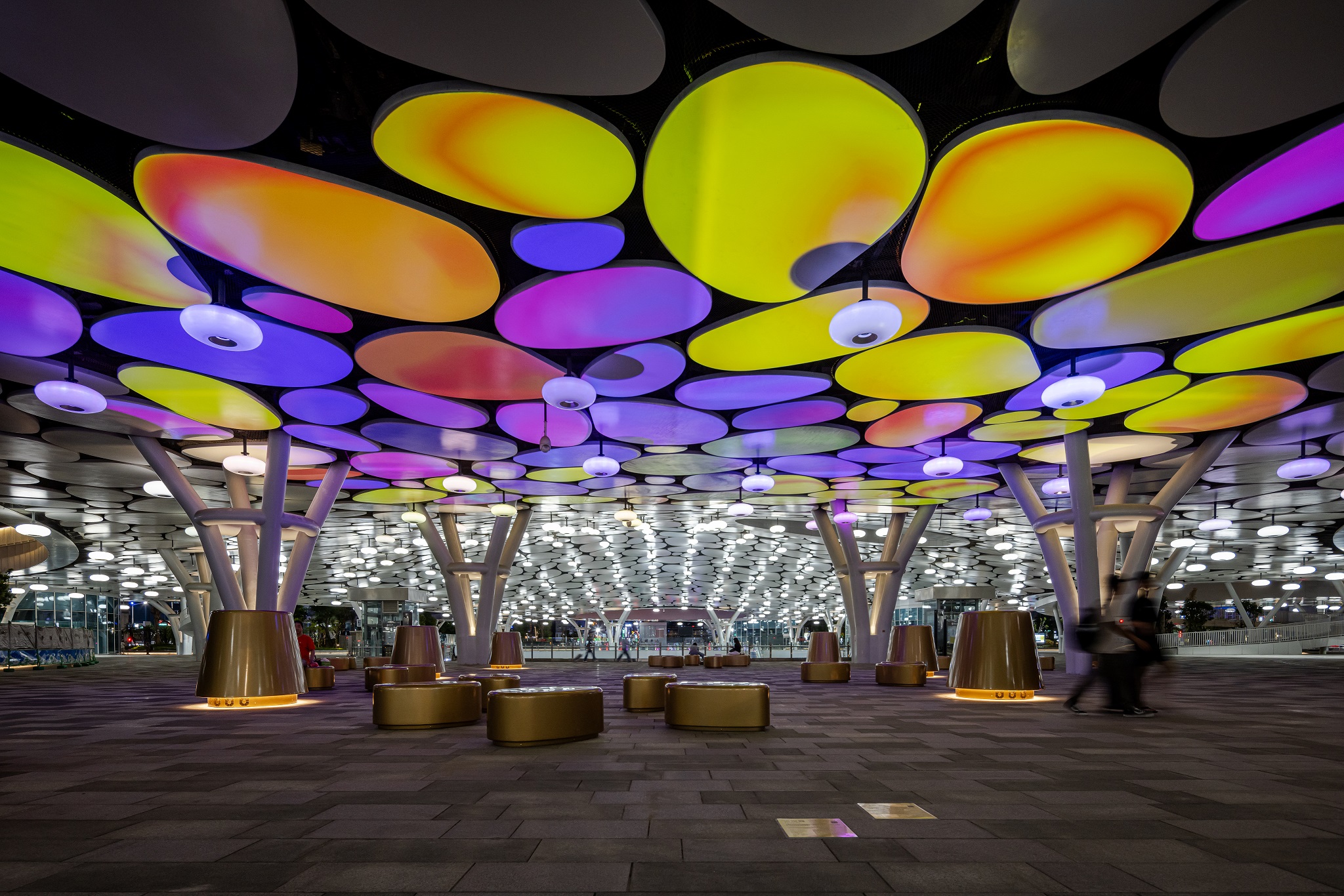 於「染色彩」作品中，創利空間協助藝術團隊將高雄車站天棚2700片鋁製雲朵染上繽紛色彩，從設備設定、光影軟體串接到現場調校，確保光線準確落在雲朵表面，展現層次與意境