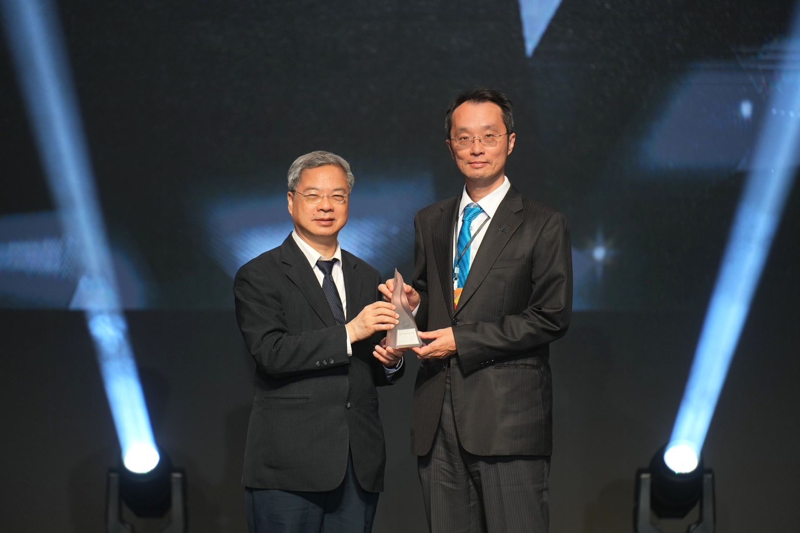 「友達「177吋高透明度Micro LED顯示器」獲得台灣精品銀質獎，由友達光電顯示產品研發總部副總經理吳仰恩（右）代表領獎
