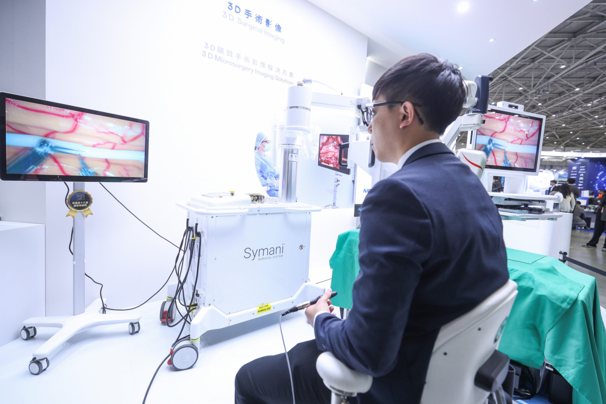 达擎推出〝3D显微手术影像解决方案〞，将3D影像技术从腹腔内视镜手术延伸至神经、血管、淋巴等高难度显微手术，提供超清晰立体视野，协助医疗团队在复杂手术中完成精准细腻操作。