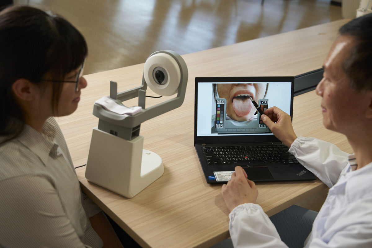 友達耘康的「舌象辨識軟體」則運用AI與大數據技術，可快速辨識舌色、舌形、苔色、苔質等特徵，顯著提升舌象辨識效率，優化檢測流程。