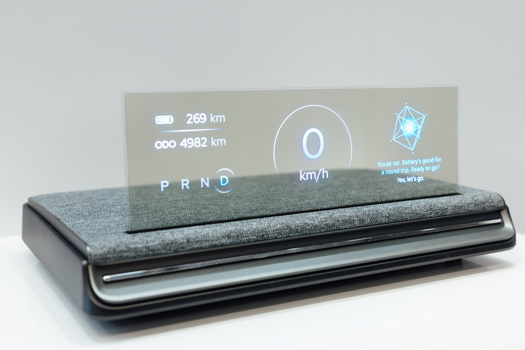 全球首款Aero Module透明Micro LED显示器模块外观轻盈通透，可与数字内容完美融合，提供动态显示、先进控制、个人化沉浸感受。